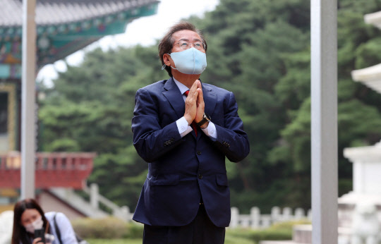 국민의힘 대권주자인 홍준표 의원이 9일 대구 팔공산 동화사를 찾아 통일대불 앞에서 합장하고 있다. 연합뉴스